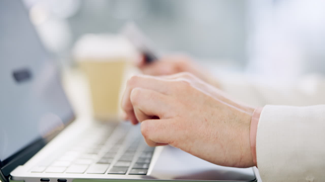 손, 노트북 및 신용 카드 비즈니스