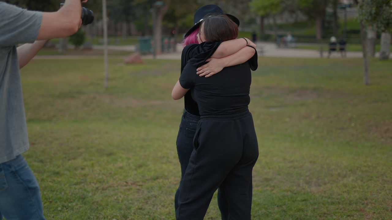 공원에서 안고 있는 두 여자