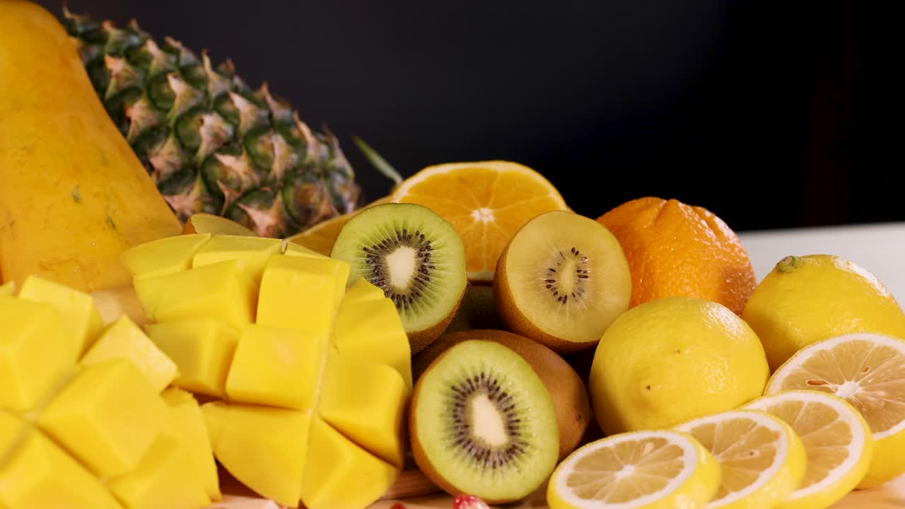 una variedad vibrante de frutas frescas en rodajas