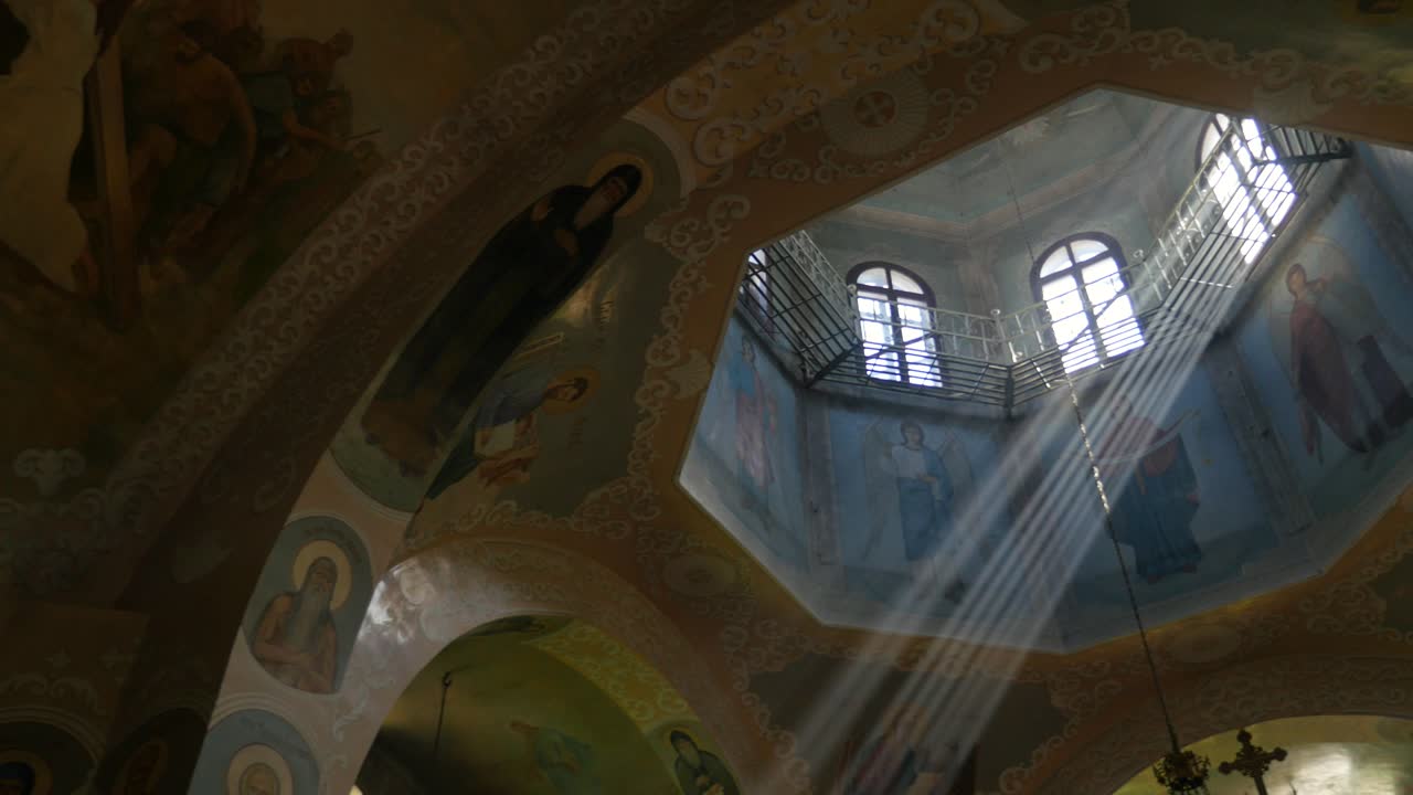 대성당 의 큰 손으로 칠 한