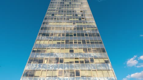 edificio de oficinas moderno y nubes en el reflejo, time-lapse