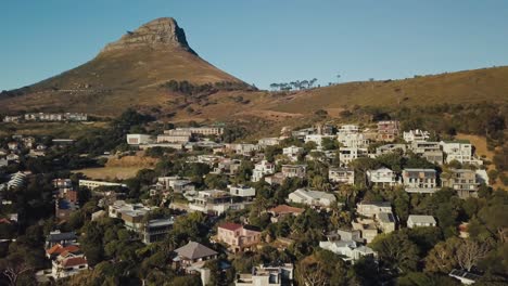 drone volando hacia un vecindario urbano en ciudad del cabo, sudáfrica