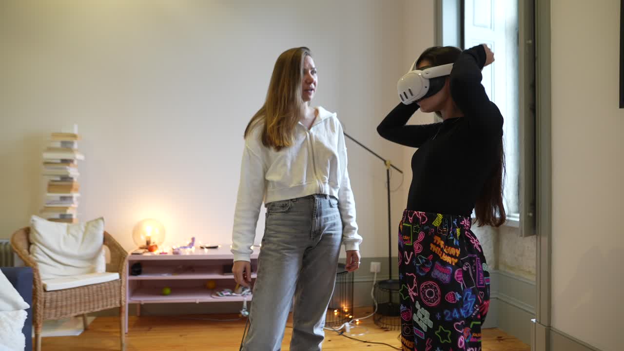두 젊은 여성이 집에서 함께 가상 현실을 경험하고 있습니다.