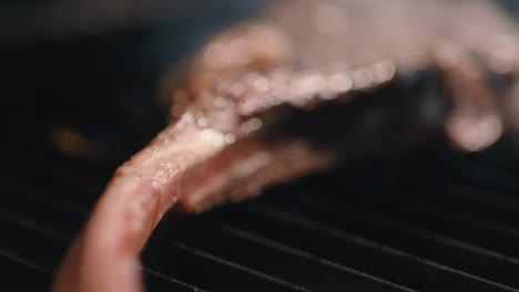 Ein-Stück-Fleisch-Wird-Gegrillt