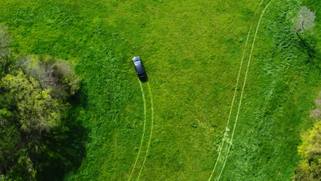 Conducción-De-Automóviles-En-Un-Campo-Agrícola-Verde-Para-Agrimensura