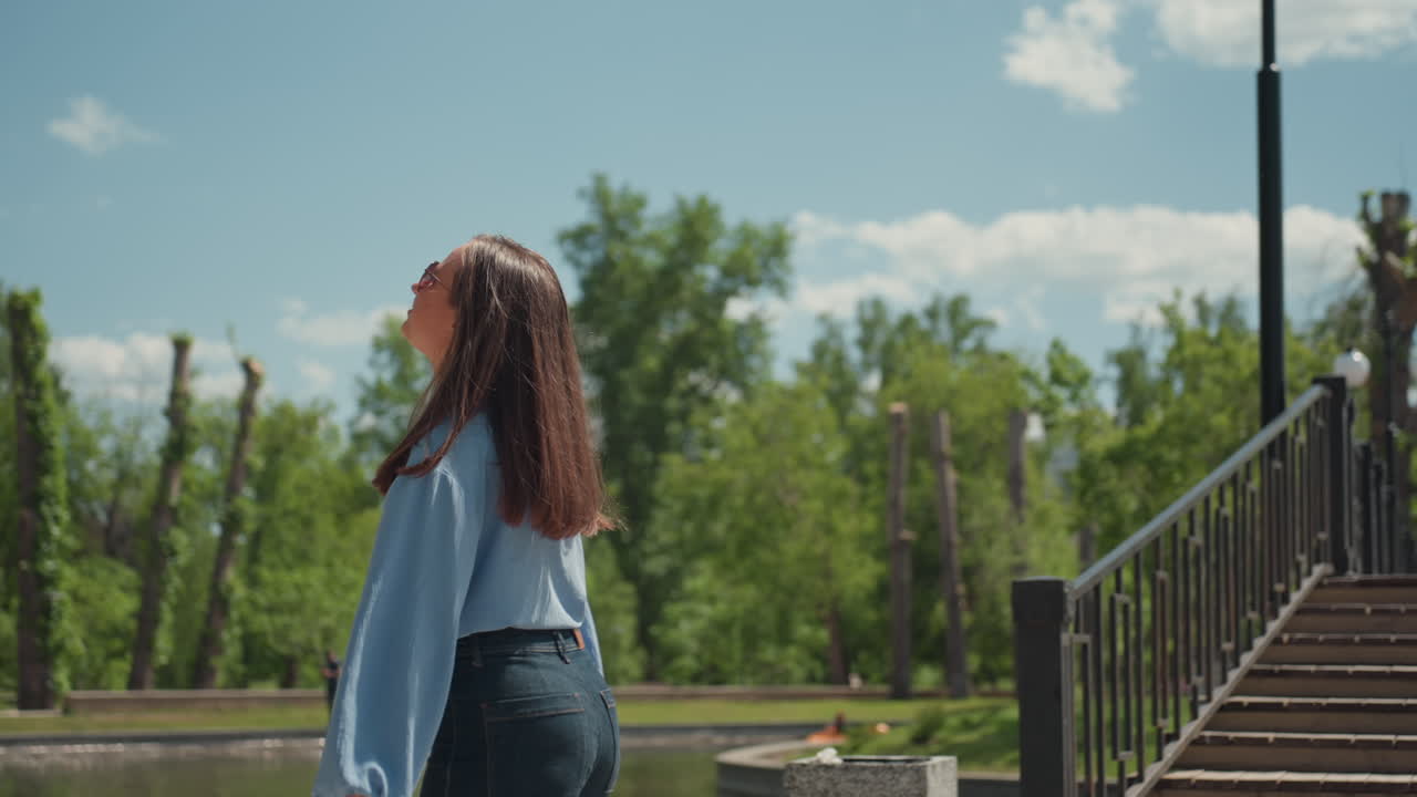 평화로운 호수 근처를 걸으며 독서하는 조용한 여성, 책을 들고 호숫가 길을 따라 평화롭게 거닐며 경치를 즐기는 차분한 여성