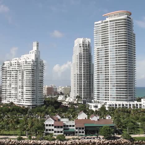 plano general del centro de miami florida y apartamentos de gran altura pov desde un crucero