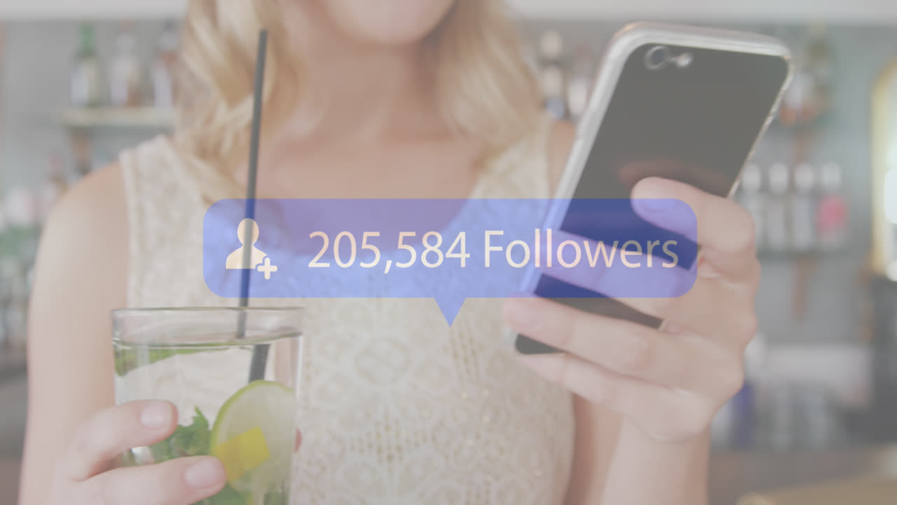 animación de reacciones en las redes sociales sobre la sección media de una mujer caucásica que usa un teléfono inteligente