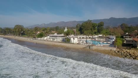 Hermosa-Antena-De-Butterfly-Beach,-El-Pacífico-Y-El-Coral-Casino-En-Montecito-California