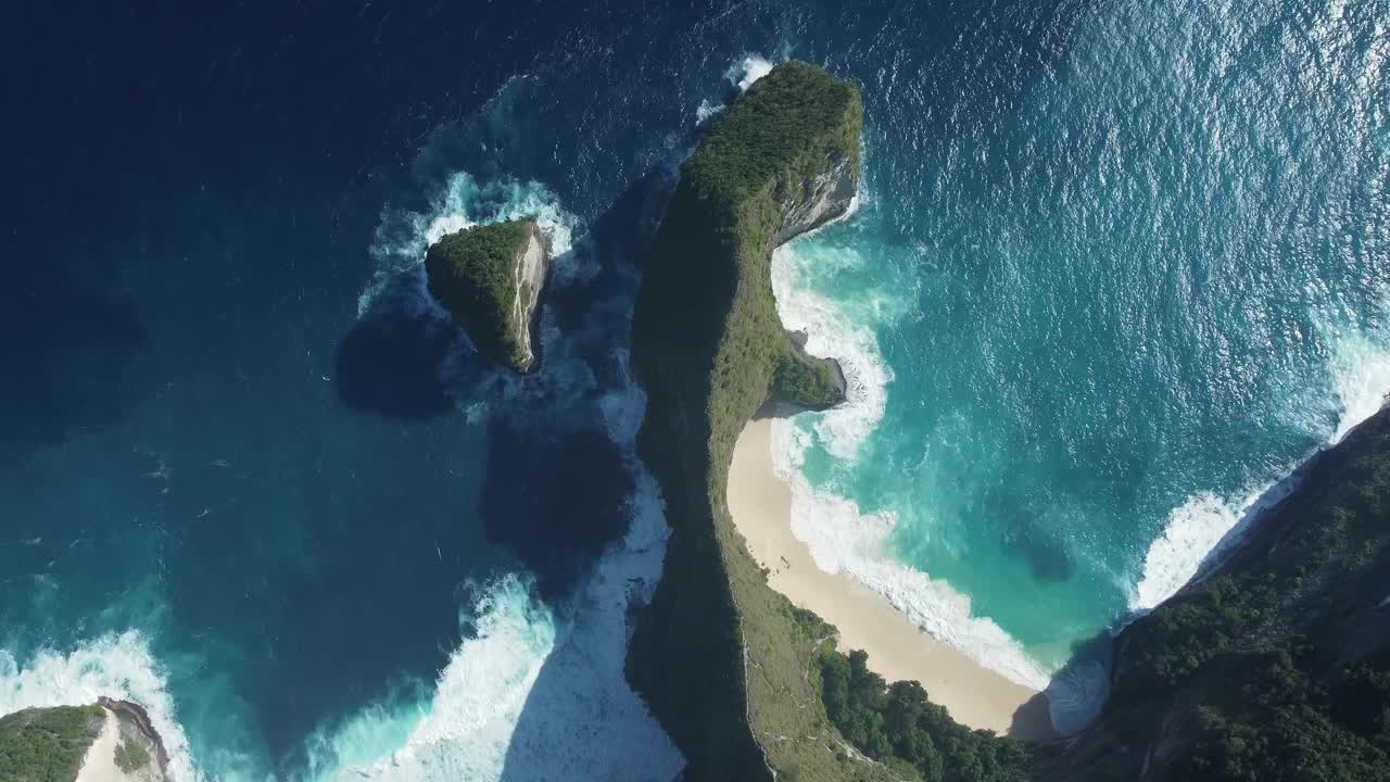 la majestuosa playa de kelingking: imágenes aéreas en 4k del icónico acantilado de t-rex, bali