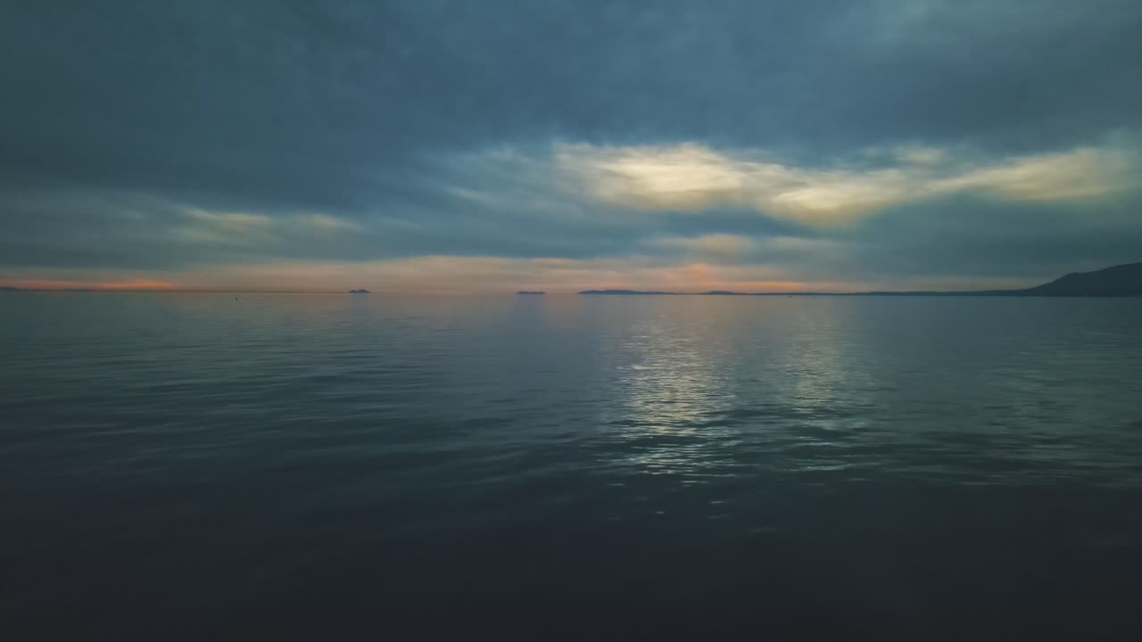 바다에서 조용한 저녁의 조감도