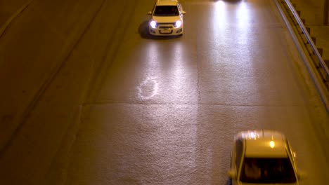 vista del tráfico nocturno en la autopista