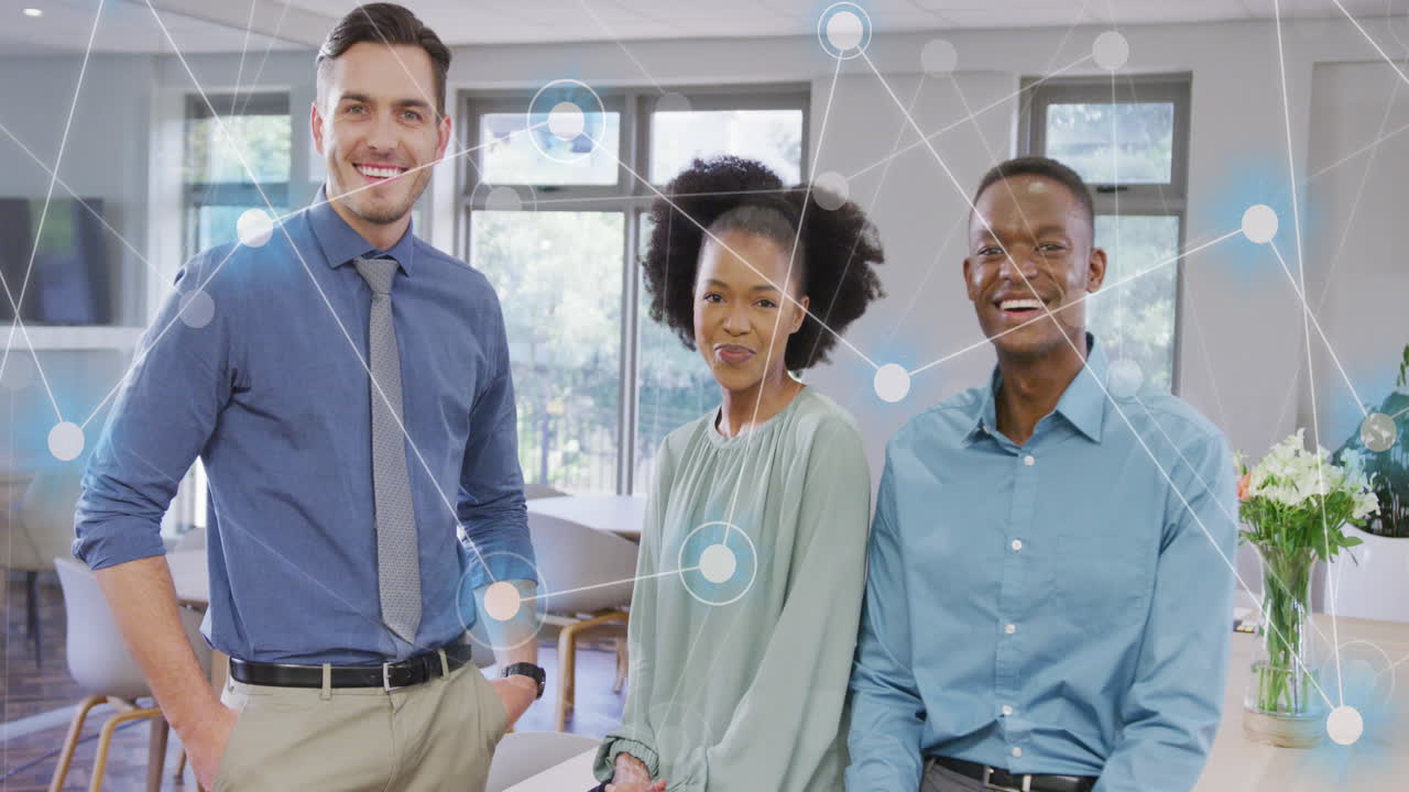 animación del procesamiento de datos financieros sobre diversas personas de negocios en la oficina