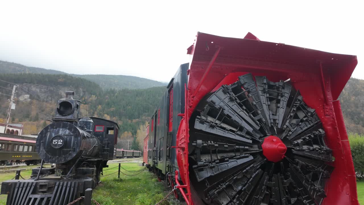 Gimbal, nærbillede, der boomer nedad af en historisk tunnelboremaskine, der er udstillet på White Pass Scenic Railroad-stationen i Skagway, Alaska. 4K