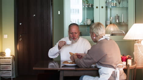 Couple-having-tea-at-home