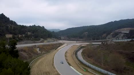 Toma-Aérea-De-Autos-Deportivos-Con-Drones-En-Una-Sección-Del-Circuito-De-Castelloli