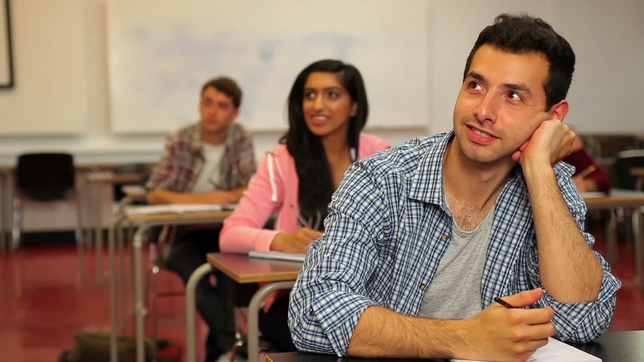 estudiantes felices sentados en clase y escuchando