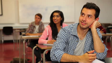 Glückliche-Schüler-Sitzen-Im-Unterricht-Und-Hören-Zu