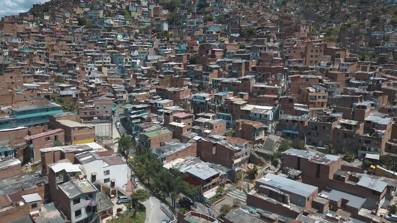 вид с беспилотника на медельин, колумбия, пролетая над трущобами комуна 13 в дневное время
