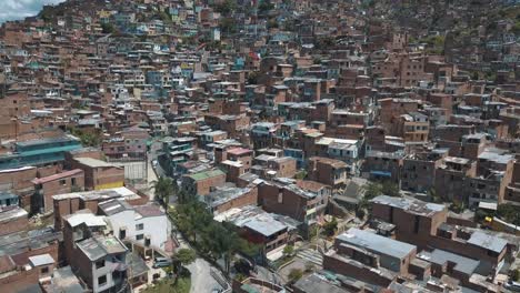 Luftdrohnenaufnahme-Von-Medellin,-Kolumbien,-Die-Tagsüber-über-Die-Slums-Der-Comuna-13-Fliegt