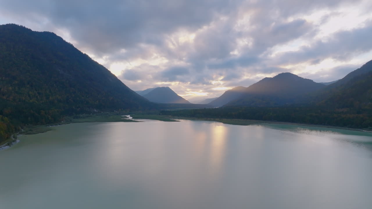 독일 실벤스타인 삼림 지대 호수 조감도에 있는 faller-klamm-brücke 산맥 반사
