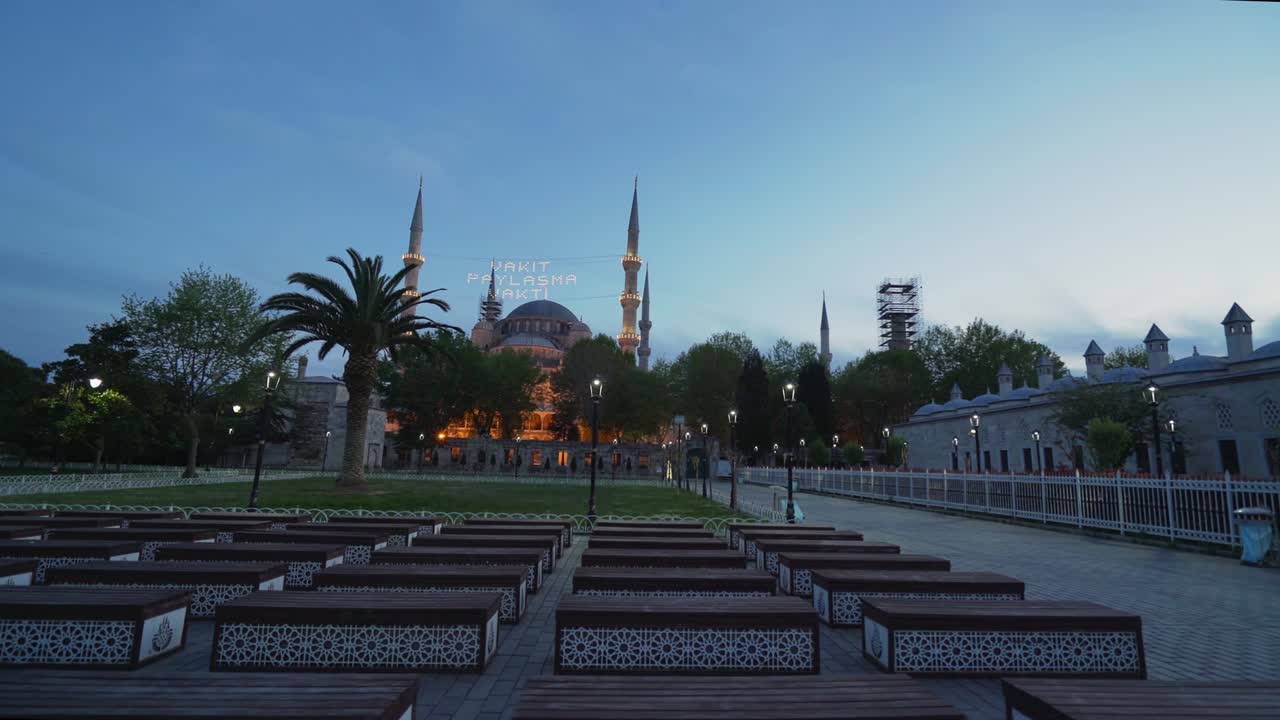 mezquita sultanahmet sin gente. dice "es hora de compartir el tiempo".