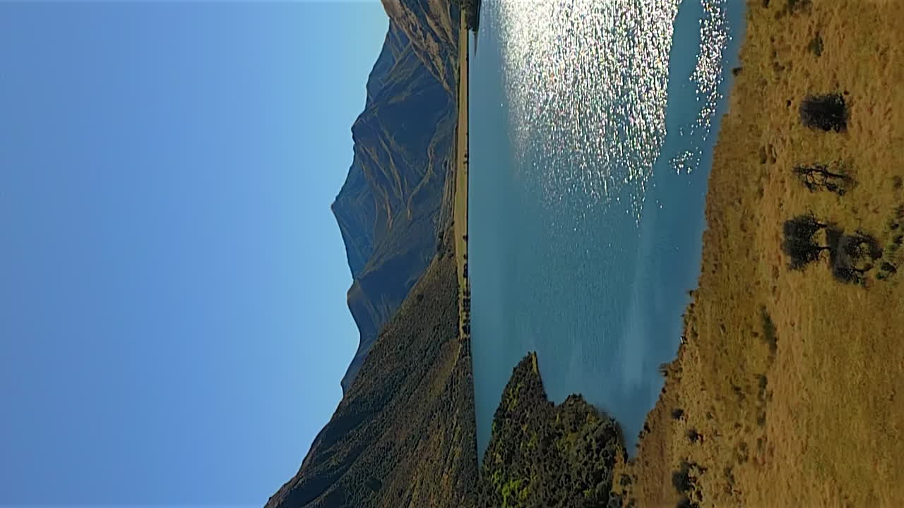 orientación vertical volando sobre el lago moke cerca de queenstown, nueva zelanda