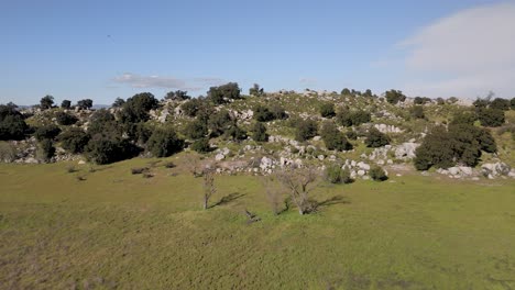 Las-Montañas-Rocosas-Revelaron-Llanuras-Cerca-Del-Lago-Henshaw-En-El-Condado-De-San-Diego,-California,-Estados-Unidos.