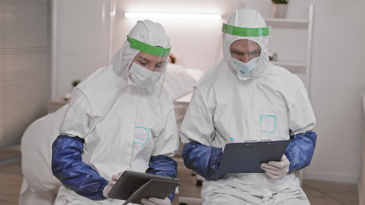 médicos con trajes de protección trabajando