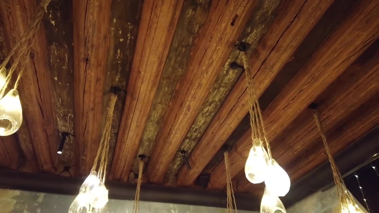 Lampade accese nel pub. Interno del pub
