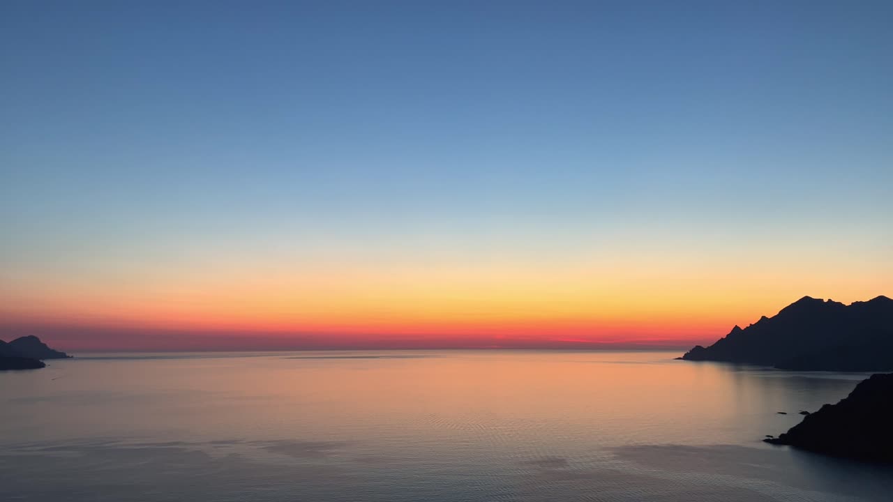 프랑스의 그림 같은 코르시카 섬에서 해가 지는 동안 경이로운 파노라마 풍경