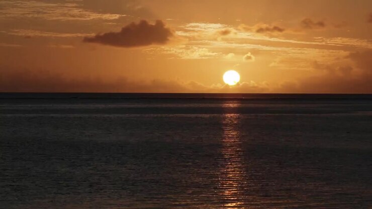 Golden hour: Timelapse of sunset at the beach