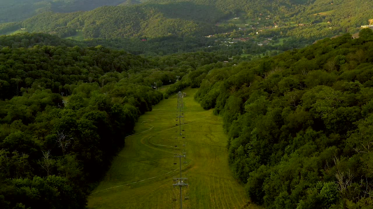 애팔래치아 산 스키 슬로프의 숨막히는 풍경, 공중 영화 같은 틸트업 공개