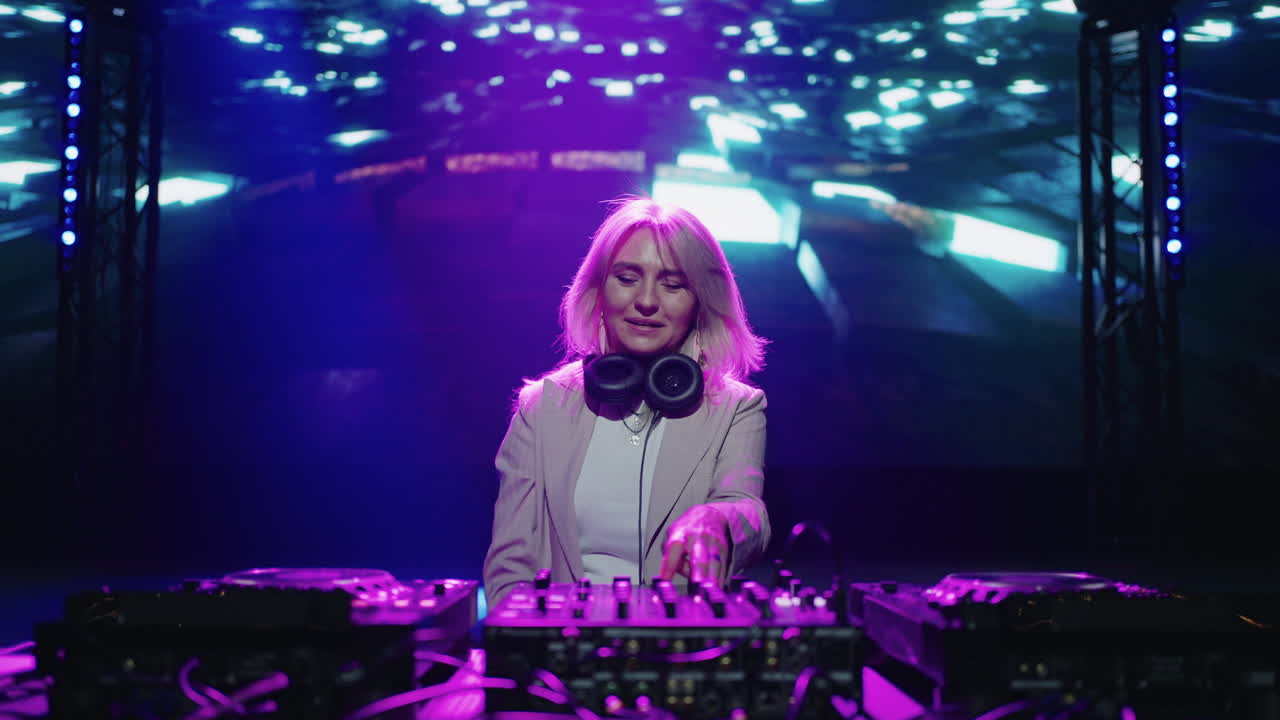 dj femenina actuando en el escenario