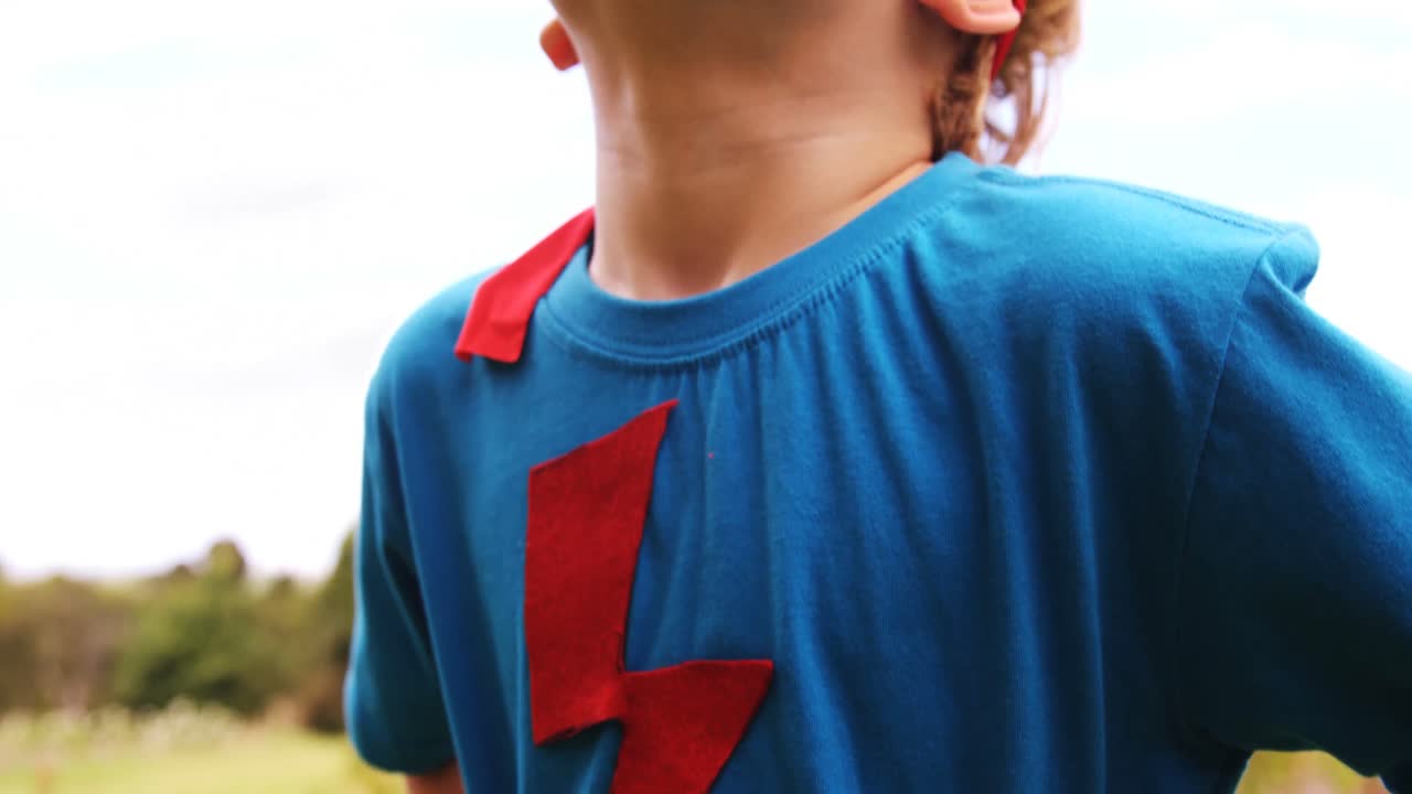 un niño fingiendo ser un superhéroe.