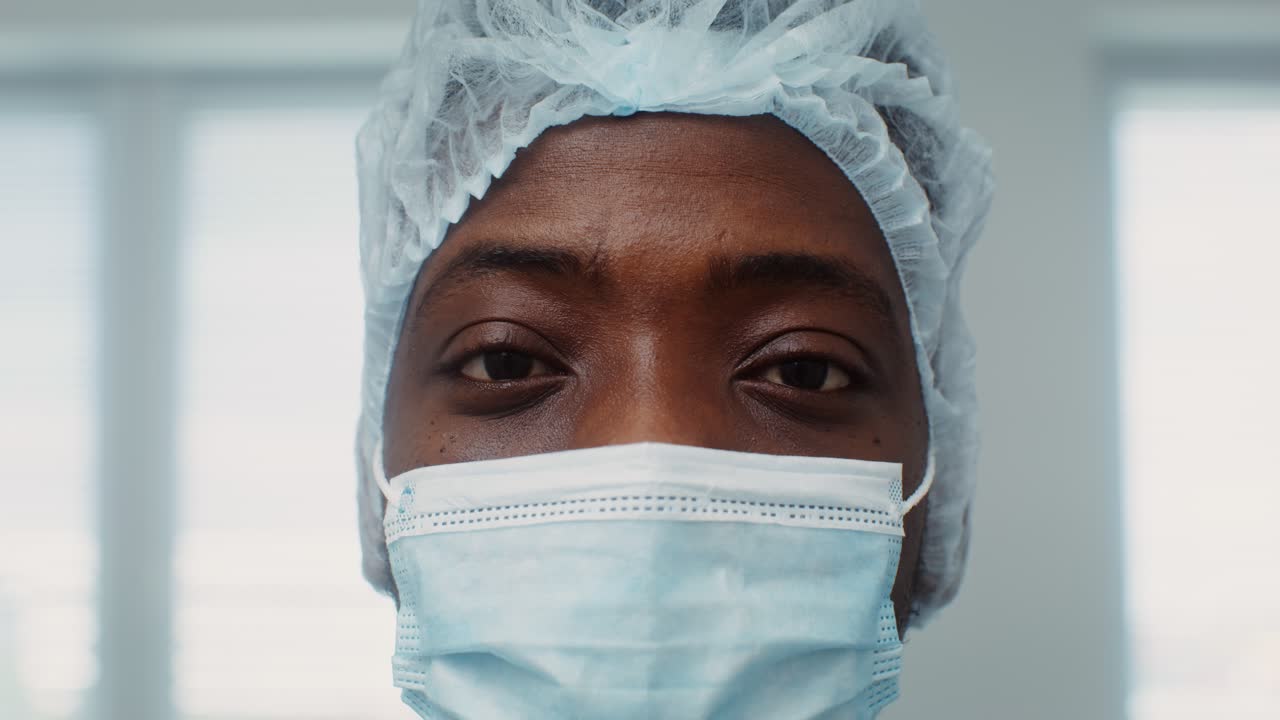 profesional de la salud con equipo de protección