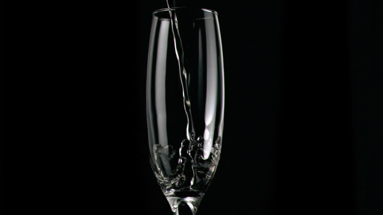 플루트는 슈퍼 슬로 모션으로 가득 차 있습니다.