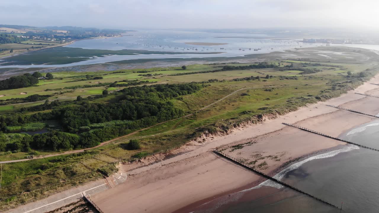 vista aérea de la playa vacía de dawlish warren con el río exe en la distancia