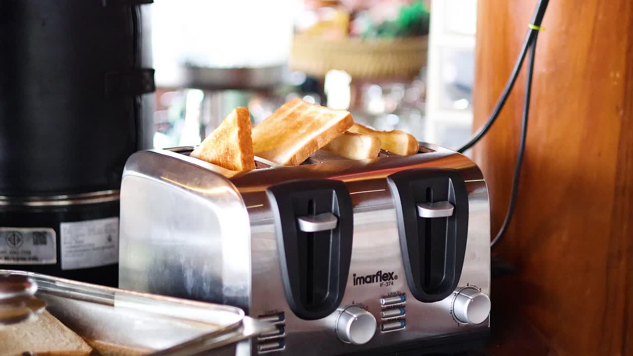 кусочки хлеба выскакивают из тостера