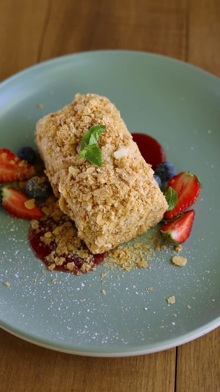 delicioso pastel de napoleón con bayas