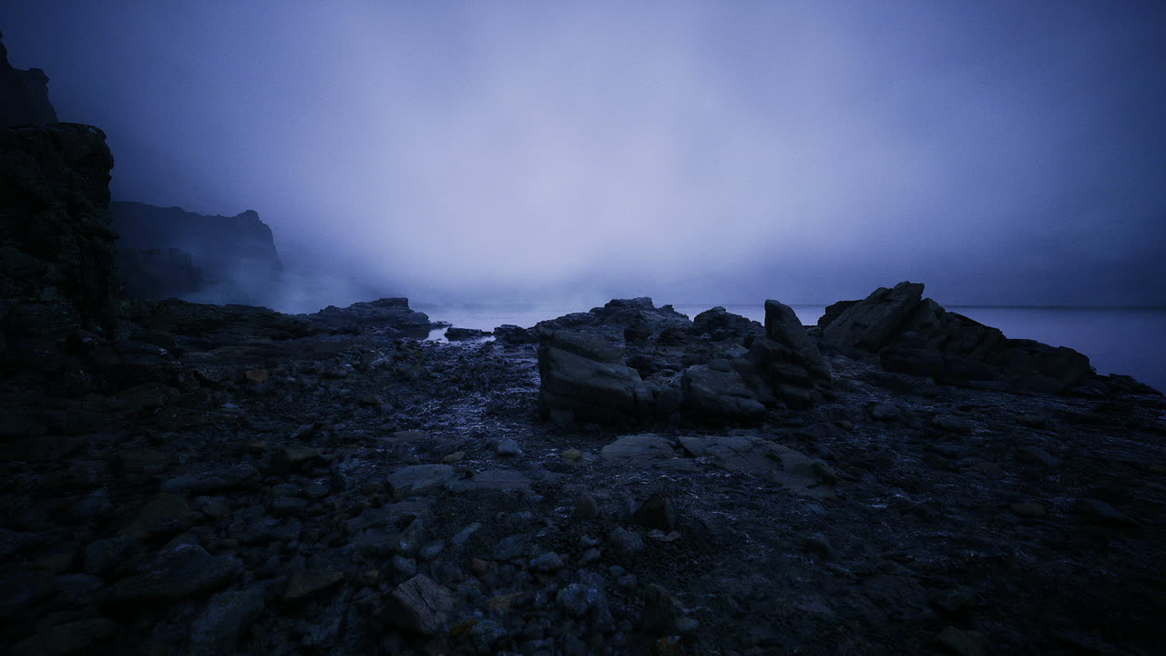 Dunkler Vulkanstrand mit zerklüfteten Vulkanformationen und Silhouetten.