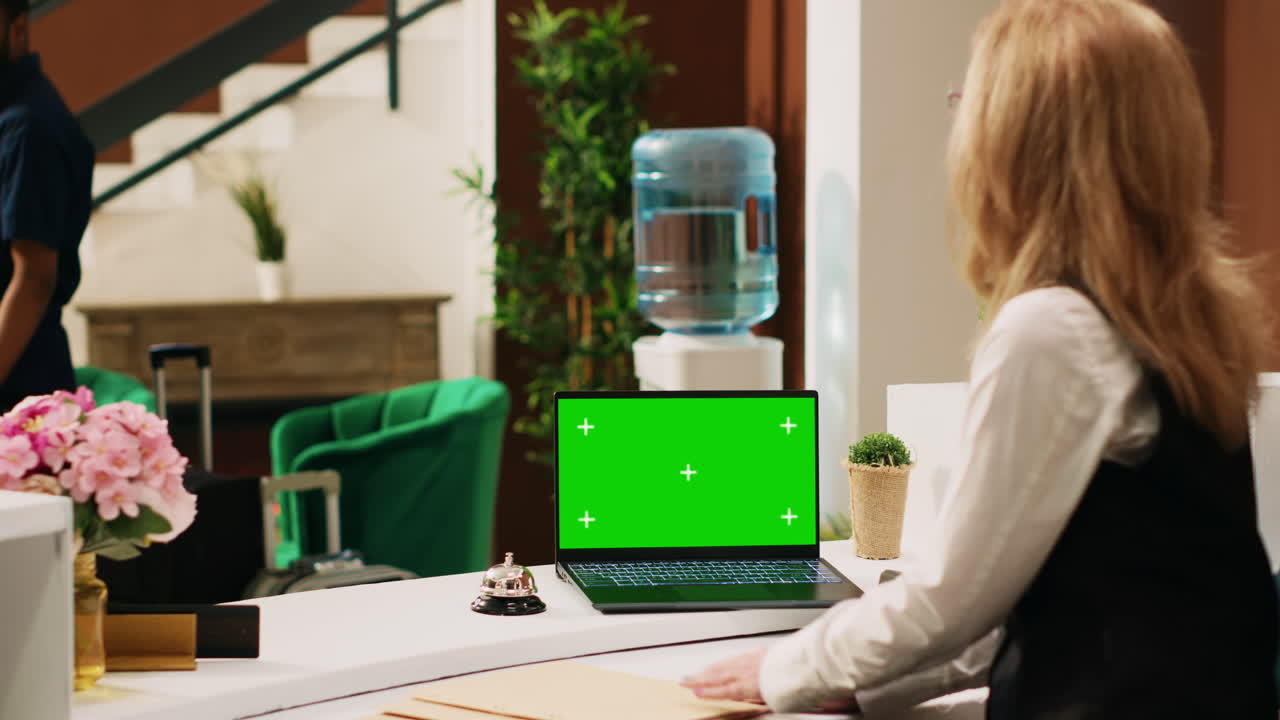 trabajador del hotel que da la bienvenida a los huéspedes