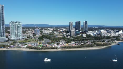 gold coast australia show day carnival visto desde lo alto de los parques de broadwater