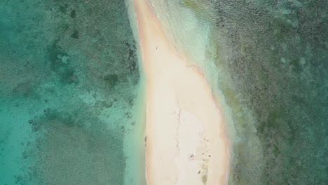 Toma-Aérea-De-Una-Mujer-En-Un-Banco-De-Arena-Rodeada-De-Aguas-Asombrosas-En-Siargao,-Filipinas