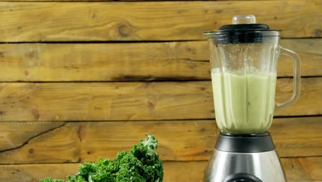vegetales de hoja con jugo fabricante preparando jugo 4k
