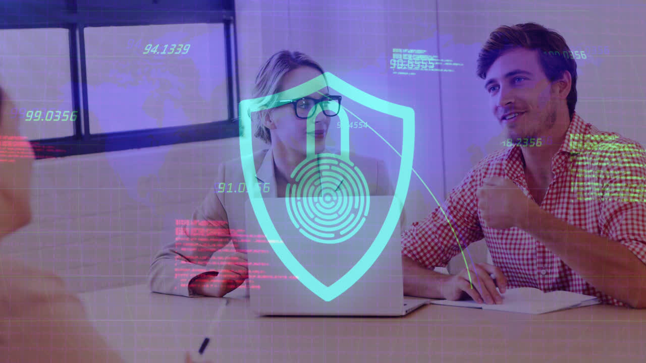 animación de un escudo digital con candado sobre felices compañeras de trabajo caucásicas y masculinas