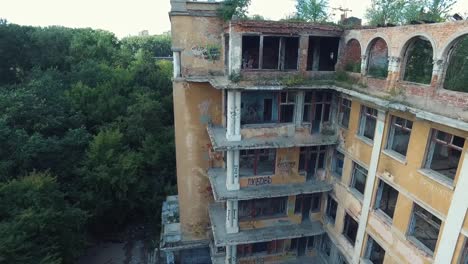 edificio abandonado con graffiti