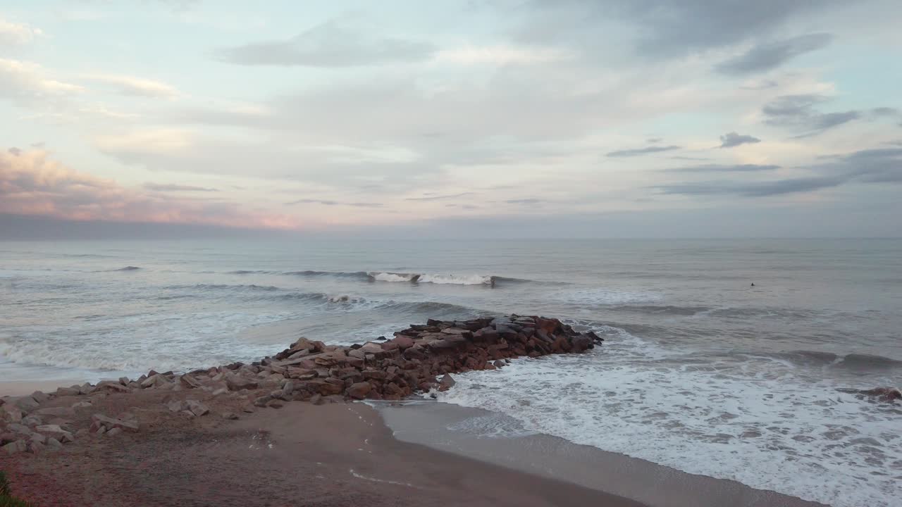 panorámica de la luz del sol de la tarde en la colorida playa del atlántico sur