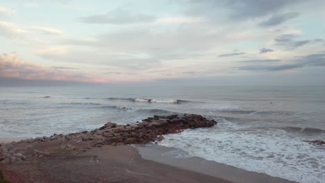 Panorámica-De-La-Luz-Del-Sol-De-La-Tarde-En-La-Colorida-Playa-Del-Atlántico-Sur