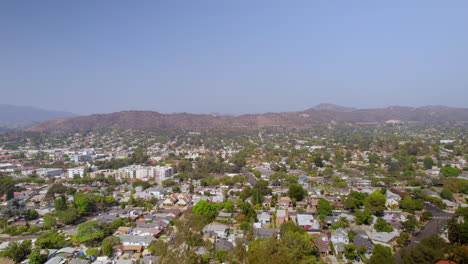 Auge-Aéreo-Sobre-El-Barrio-De-Eagle-Rock-En-Los-ángeles,-California-En-Un-Hermoso-Y-Claro-Cielo-Azul-Día-De-Verano